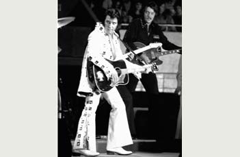 As fotos ficarão exibidas na casa do cantor, em Graceland