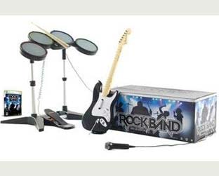 No Rock Band, o jogador também pode cantar e tocar bateria; no Guitar Hero, só guitarra