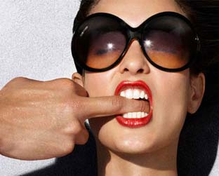 De acordo com órgão regulador, foto "evoca um ato obsceno e abusivo contra as mulheres"