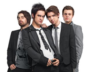 O Panic! at the Disco (da esq. para a dir.): John Walker (baixo), Brendon Urie (vocal), Ryan Ross (guitarra) e Spencer Smith (bateria)