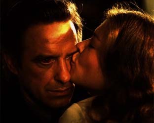 Quem vai substituir John Cassavetes, Amy Irving (ambos na foto) e Kirk Douglas no remake de A Fúria?