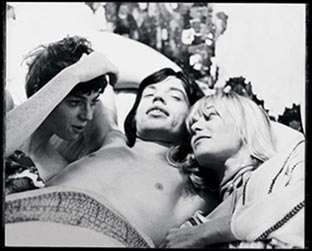 Da esquerda para a direita: Michele Breton, Mick Jagger e Anita Pallenberg, em cena do filme Performance, de 1970