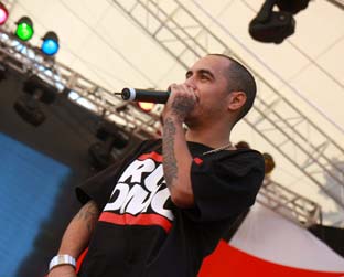 Marcelo D2 anima o público com músicas da carreira solo e do Planet Hemp