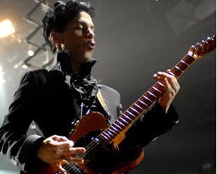 Prince levou público a delírio tocando "Creep" no Coachella
