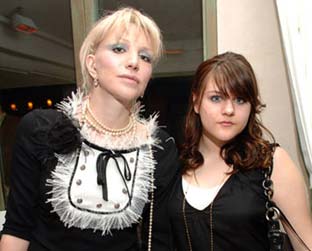 Frances Bean Cobain (à sua direita) corre o risco de entrar no mundo da moda