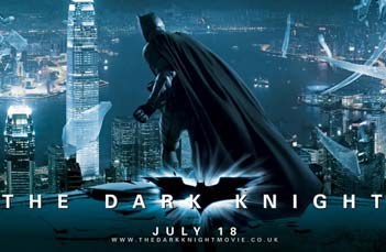 Batman quebra uma janela em cartaz horizontal de <i>Batman: O Cavaleiro das Trevas</i>