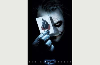 O Coringa, interpretado por Heath Ledger, é o vilão da produção