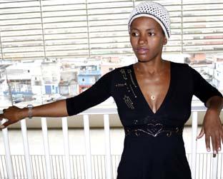 Deize faz show em São Paulo, pouco antes de partir para turnê européia