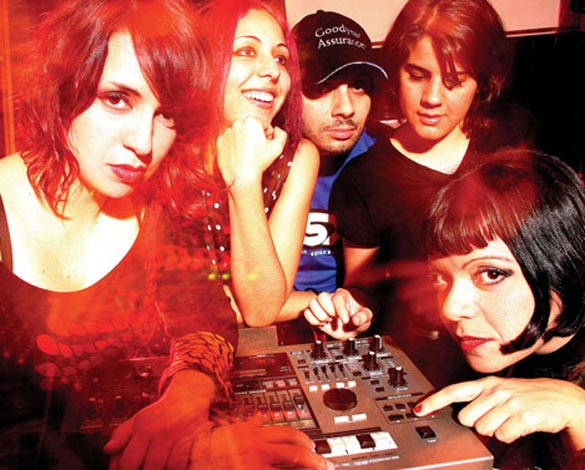 Leandra Lambert(à esquerda) e o Lingerie Underground: com o mundo aos seus pés