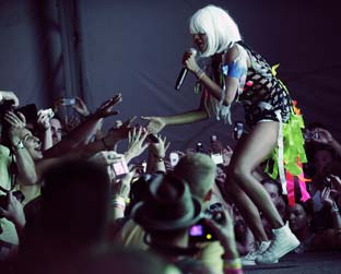 A julgar pelo figurino de M.I.A no Coachella 2008, a coleção da cantora deve apresentar roupas no mínimo "curiosas"