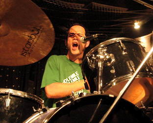 Curumin comanda a bateria com levada de samba