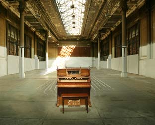 O orgão no meio do salão, ligado por cabos à estrutura do prédio, dará tom à construção musical