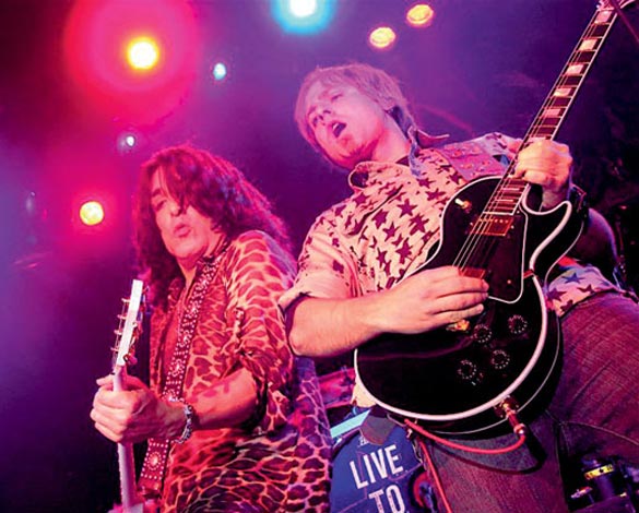 Paul Stanley e Rafael Moreira, em ação em Los Angeles: rock a noite toda