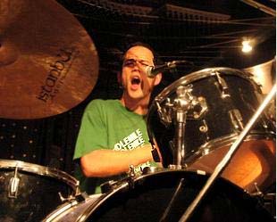 Curumin lança o sucessor de Achados e Perdidos em São Paulo, com show no Sesc Pompéia