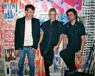 Paulo Bega, à esquerda estréia sua primeira exposição; o Stop Play Moon faz pocket-show na abertura