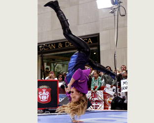 Fergie cantou e fez acrobacias para programa de televisão norte-americano