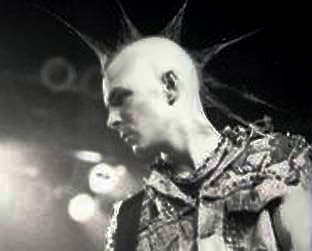 Tim Armstrong sustenta seu moicano desde o começo da carreira com o Rancid