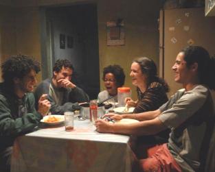 A personagem de Sandra Corveloni com os quatro filhos, em Linha de Passe