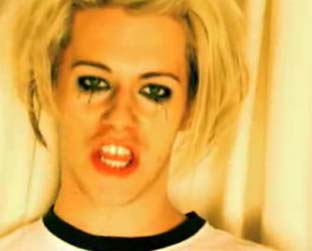 Chris Crocker, conhecido pelo vídeo "Leave Britney Alone", no clipe de "Porks and Beans"