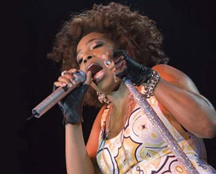 Macy mostrou, em 1h30, músicas de todos os CDs e covers