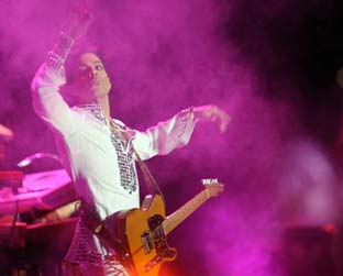 Prince cantou "Creep" no Coachella, mas quer que vídeos que registram sua versão sejam retirados da internet