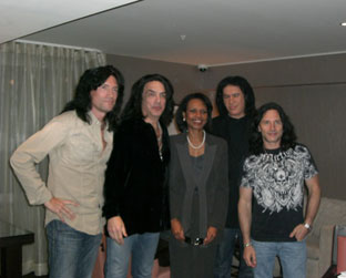 Condoleezza Rice, pregando a favor da Guerra do Iraque e encontrando rockstar nas horas vagas