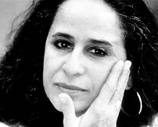 Maria Bethânia é a primeira intérprete a ganhar o Prêmio Shell de Música