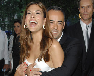 Francisco Costa levou o troféu, mas só exibiu Eva Mendes nas fotos da premiação