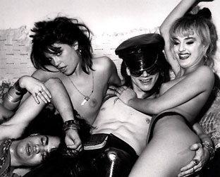 Axl e algumas strippers: fonte de renda da banda no começo da carreira