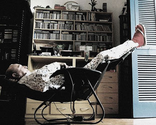 O rei e seu trono: João Donato descansa na shiatsu machine em sua casa, na Urca (RJ): musicalidade à flor da pele