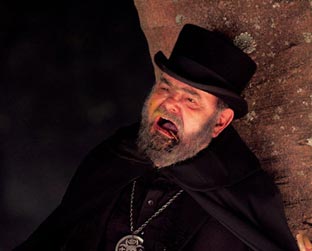 José Mojica mergulha na alma de Zé do Caixão e descansa antes de uma externa noturna para A Encarnação do Demônio