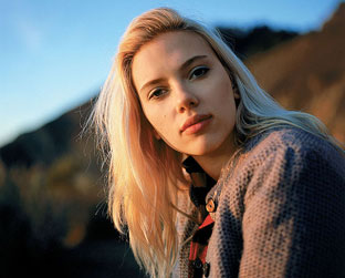 Scarlett estréia em disco com Tom Waits e Bowie