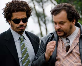 Eduardo é um jovem delegado com futuro promissor na polícia; Tavares tem postura ambígua e contatos entre os bandidos