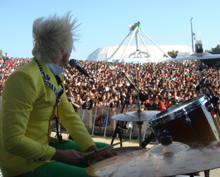 Supla larga as guitarras e assume as baquetas no Brothers of Brazil