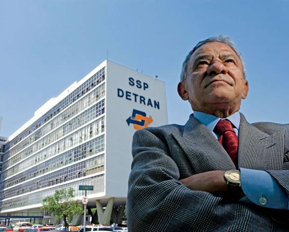 De volta à cena do crime, em frente ao prédio em que vendia carteiras de habilitação: "Fui manchete de jornal"