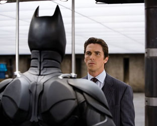 De dia, Bruce Wayne veste Armani. A noite, veste um uniforme de morcego