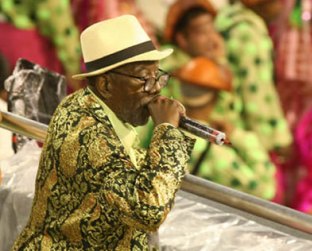 Jamelão, à frente da Estação Primeira de Mangueira