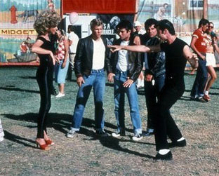 Travolta e Olivia Newton John: amor de verão e confusões na escola dão tom a clássico dos musicais