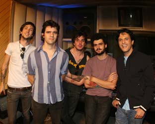 Bôscoli (à direita) ao lado do Forgotten Boys, que tocam ao vivo no primeiro programa