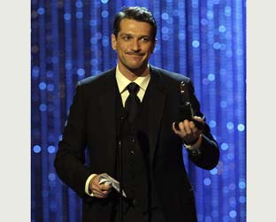 Paulo Szot fez seu discurso em português: "Dedico esse prêmio aos artistas brasileiros"