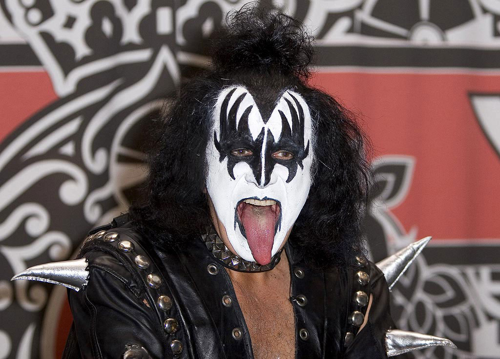 Gene Simmons achou os culpados para a morte da indústria fonográfica, mas prefere ficar sentado esperando engravatados fazerem algo pela situação