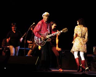 Chuck Berry chama mulheres para dançar no final da show em SP, com público estimado em 2 mil pessoas