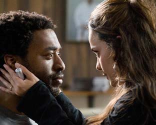 Mike Terry (Ejiofor) prima pela ética jiujiteira, enquanto Sondra (Alice Braga) cuida das finanças