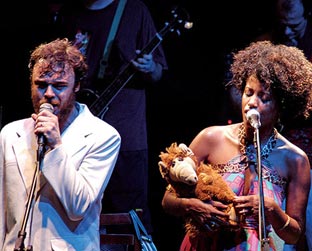 Rodrigo Amarante e Thalma de Freitas: o Alf no colo é o detalhe