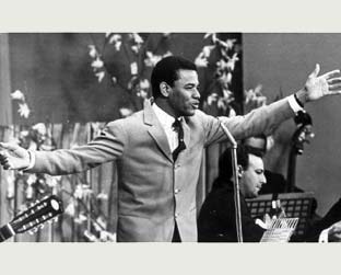 Jair Rodrigues apresenta "Disparada" em um dos festivais