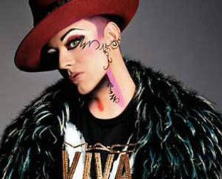 Boy George faz show no Brasil enquanto aguarda julgamento na Inglaterra