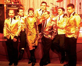 Bacalhau, Melvin, Érika, Gabriel, Lafayette, Nervoso e Renato (da esq. para a dir.) formam o Lafayette & os Tremendões: amor pela Jovem Guarda