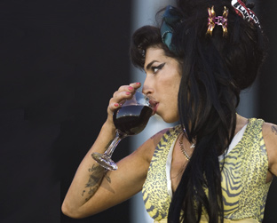 Winehouse toma um vinho enquanto canta no Rock in Rio Madri
