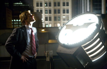 Ele quer passar o manto para o promotor de justiça Harvey Dent (Aaron Eckhart), que luta por justiça sem máscara e nos tribunais