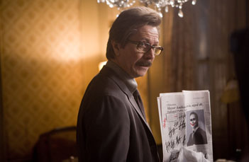 Para isso, Batman conta com a ajuda do policial Jim Gordon (Gary Oldman), seu parceiro desde o primeiro filme do morcego
